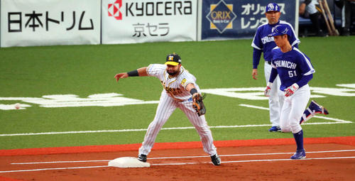 阪神対中日 1回表中日無死二塁、藤浪晋太郎は京田陽太の投前犠打を一塁に悪送球する。一塁手はウィリン・ロサリオ(撮影・宮崎幸一)