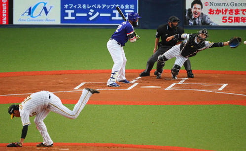 阪神対中日 1回表中日無死一、三塁、藤浪晋太郎は打者の時、外角に大きく外れる暴投で1点を失う(撮影・宮崎幸一)