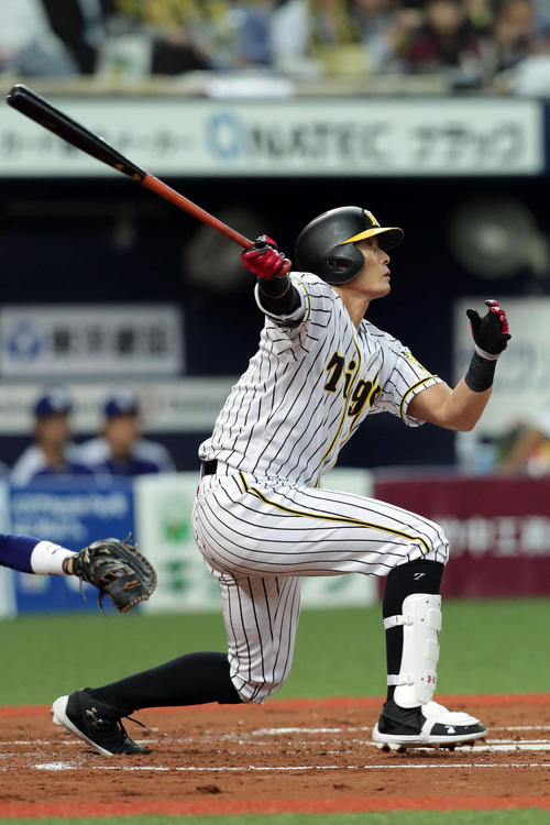 阪神対中日 1回裏阪神1死一塁、右越え2点本塁打を放つ糸井嘉男(撮影・前田充)
