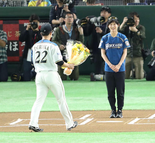 日本ハム対ロッテ　試合前、始球式を行う高木美帆（右）は日本ハム鶴岡から花束を受け取る（撮影・河野匠）