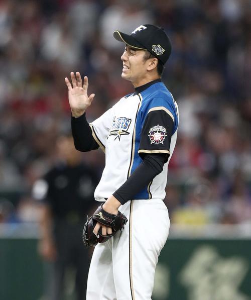 日本ハム対ロッテ　４回表、途中降板を告げられた斎藤は思わずベンチに向かって手を上げ渋い表情（撮影・黒川智章）