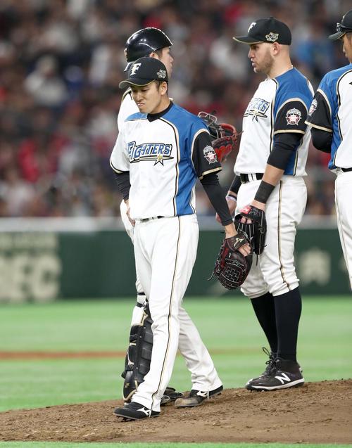 日本ハム対ロッテ　４回途中降板の斎藤は渋い表情でマウンドを降りる（撮影・黒川智章）