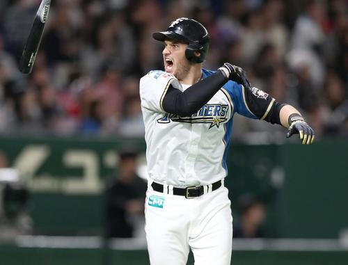 日本ハム対ロッテ　７回裏日本ハム無死、左越え本塁打を放ったレアードは叫びながらバットを放り投げる（撮影・黒川智章）