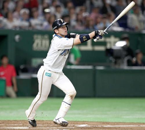 日本ハム対ロッテ　７回裏日本ハム１死、右越え本塁打を放つ清水（撮影・黒川智章）