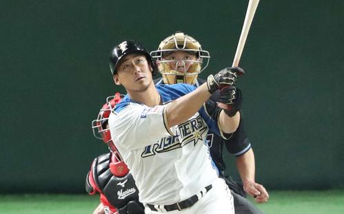 日本ハム対ロッテ　３回裏日本ハム無死、左越え本塁打を放つ中田（撮影・河野匠）