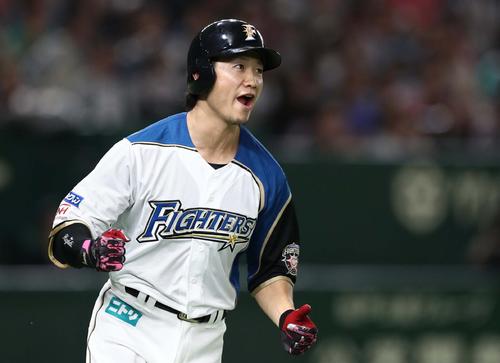 日本ハム対ロッテ　２回裏日本ハム２死二塁、右越え２点本塁打を放ち叫ぶ西川（撮影・黒川智章）