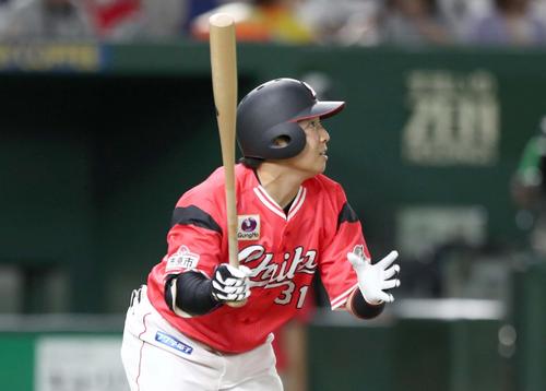 日本ハム対ロッテ　５回表ロッテ２死一塁、中越え適時二塁打を放つ菅野（撮影・黒川智章）