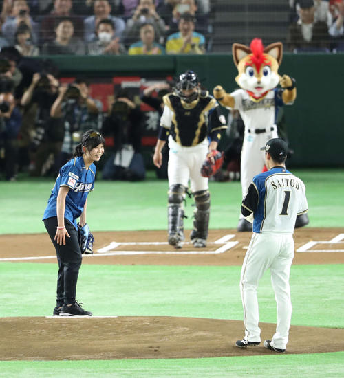 日本ハム対ロッテ　試合前、始球式を行った高木美帆。右は日本ハム先発の斎藤（撮影・河野匠）