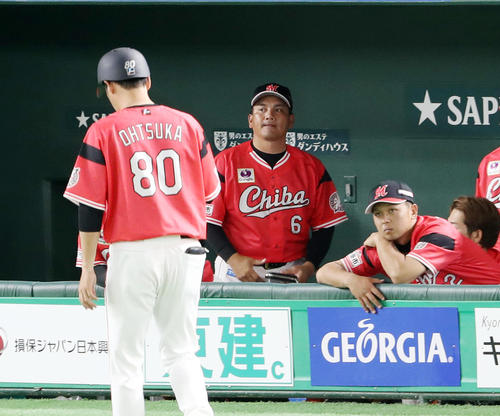 日本ハム対ロッテ　日本ハムに敗れ、ベンチで悔しそうな表情を見せるロッテ井口監督（中央）（撮影・河野匠）
