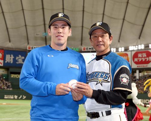 日本ハム対ロッテ　プロ初勝利を挙げた西村（左）は栗山監督からウイングボールを手渡される（撮影・黒川智章）