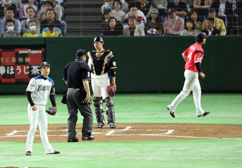 日本ハム対ロッテ　１回表ロッテ２死満塁、菅野に押し出しの死球を与え、藤岡裕の生還を許した斎藤は唇をかむ（撮影・河野匠）