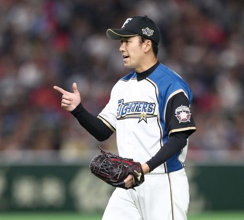 日本ハム対ロッテ　３回表ロッテ２死一塁、盗塁を刺した清水を指さす斎藤（撮影・黒川智章）