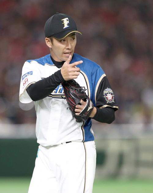 日本ハム対ロッテ　３回表ロッテ２死一塁、盗塁を防ぎ野手を指さす斎藤（撮影・黒川智章）