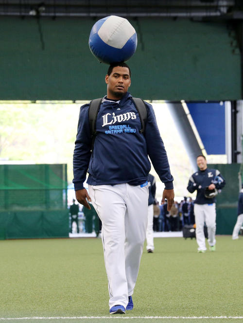 西武対オリックス　練習後、メディシンボールを頭に乗せベンチに引き揚げる西武カスティーヨ（撮影・鈴木正人）