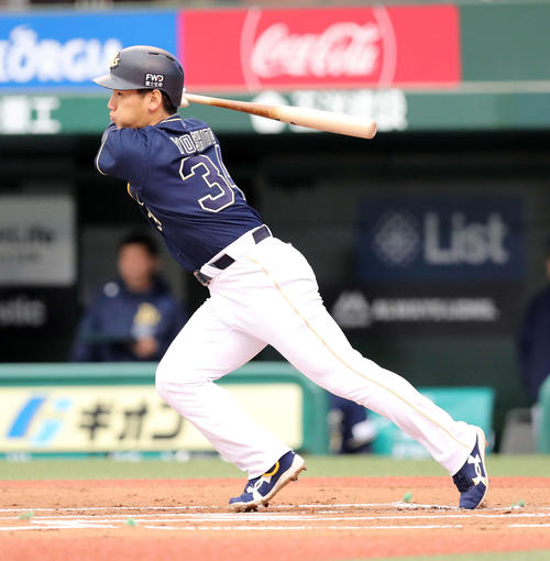 西武対オリックス　１回表オリックス１死二塁、吉田正は中前適時打を放つ（撮影・鈴木正人）