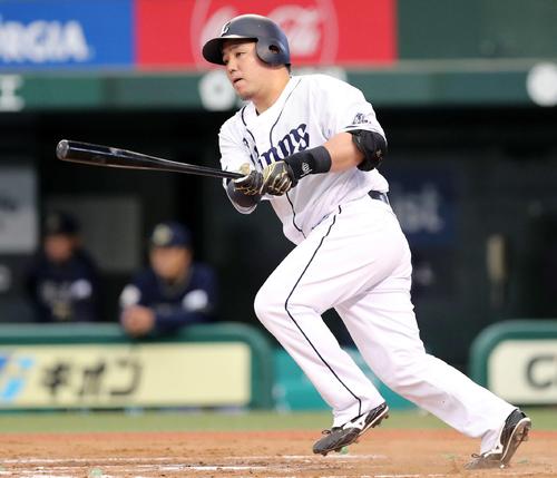 西武対オリックス　７回裏西武無死、山川は左前安打を放つ（撮影・鈴木正人）