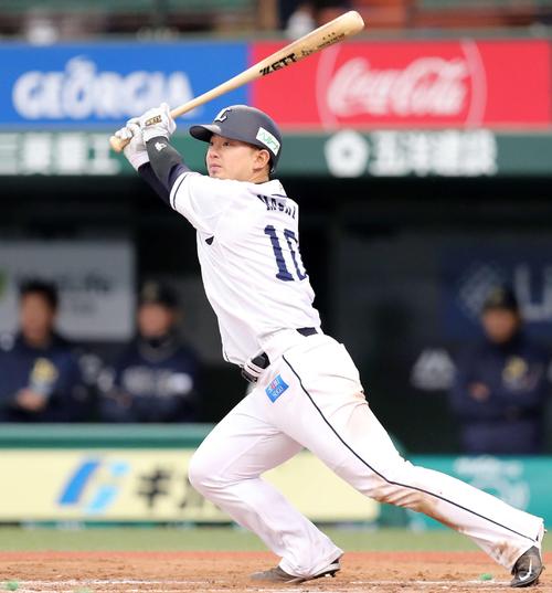 西武対オリックス　７回裏西武無死一塁、森は左越え二塁打を放つ（撮影・鈴木正人）