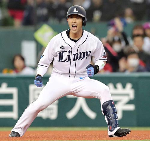 西武対オリックス　７回裏西武無死二、三塁、外崎は左前適時打を放ちガッツポーズ（撮影・鈴木正人）