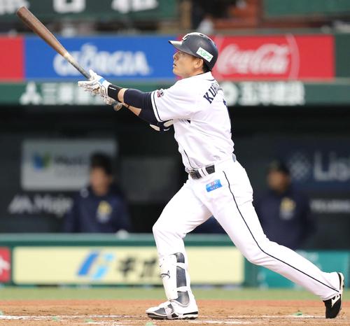 西武対オリックス　７回裏西武無死二、三塁、栗山巧は中犠飛を放つ（撮影・鈴木正人）