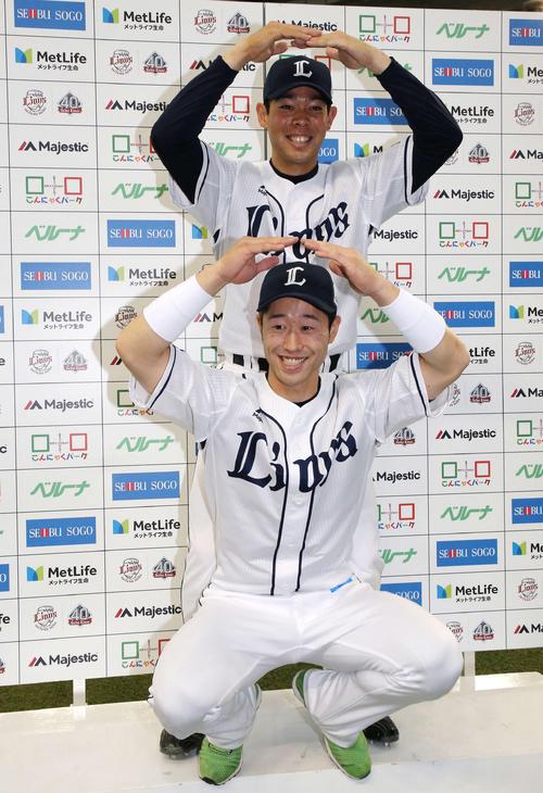 西武対オリックス　８連勝を腕で表現する西武秋山（上）と外崎（撮影・鈴木正人）
