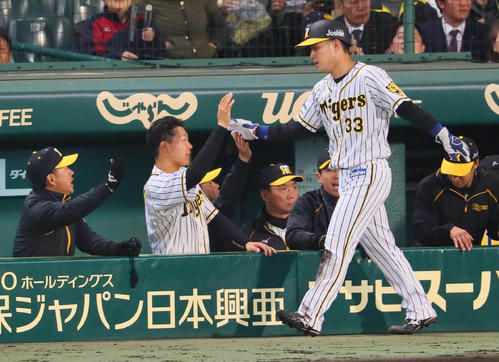 ４回裏阪神２死一塁、梅野隆太郎の中越え適時二塁打で生還した糸原健斗と厳しい表情の金本知憲監督（中央後方）（撮影・宮崎幸一）