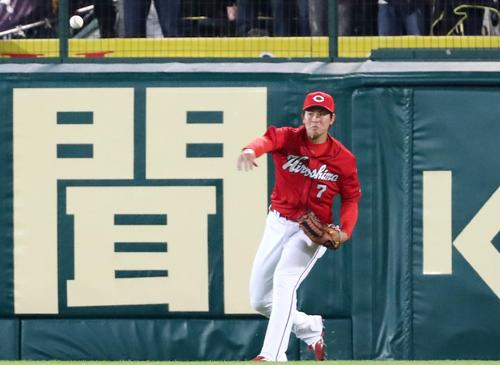 ５回裏阪神２死一塁、堂林はロサリオの右越え打を本塁へ返球し一走糸井を補殺する（撮影・加藤哉）