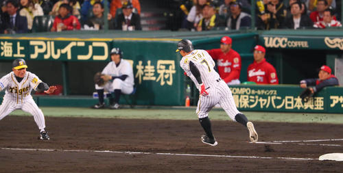 本塁生還を狙う糸井