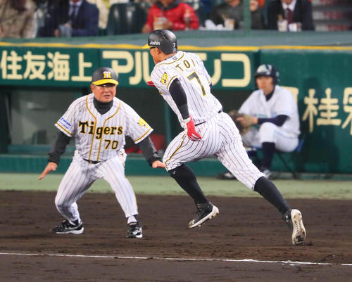 本塁生還を狙う糸井