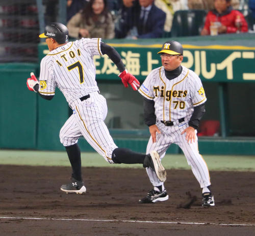 本塁生還を狙う糸井