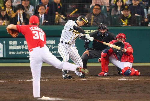 回裏阪神１死一、三塁、伊藤隼太は一岡竜司のグラブをはじく投手強襲勝ち越し適時打を放つ（撮影・宮崎幸一）