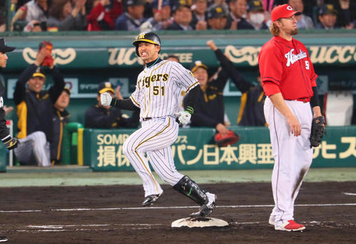 ６回裏阪神１死一、三塁、伊藤隼太は一岡竜司のグラブをはじく投手強襲勝ち越し適時打を放ちガッツポーズ（撮影・宮崎幸一）