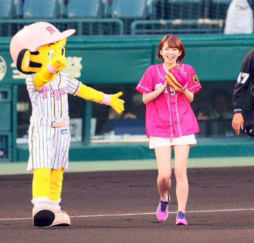 始球式を務めた朝香りほ（撮影・宮崎幸一）