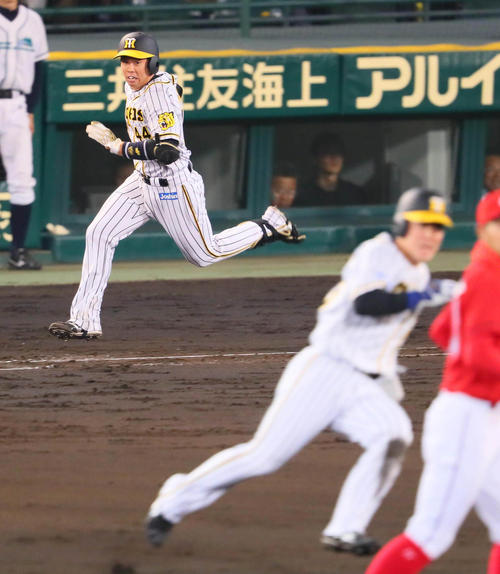 梅野隆太郎は中越え適時二塁打を放つ。手前は糸原健斗（撮影・宮崎幸一）
