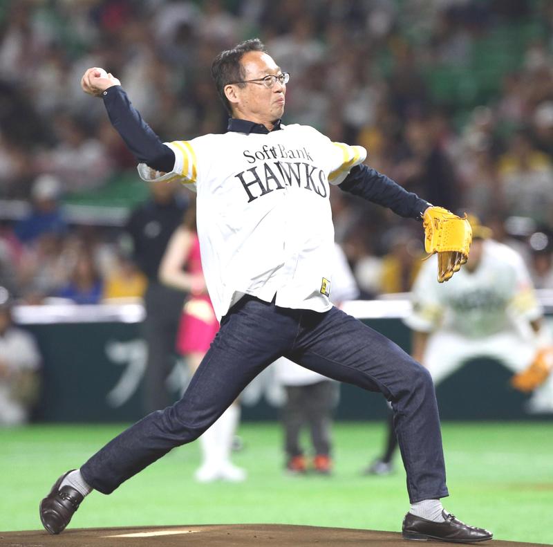 サッカー元日本代表監督の岡田武史氏が始球式 - プロ野球 : 日刊スポーツ