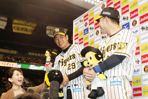 阪神対広島　初めてお立ち台に上がり自己紹介する高橋遥、右は糸原、左はヒロド歩美アナウンサー（撮影・加藤哉）
