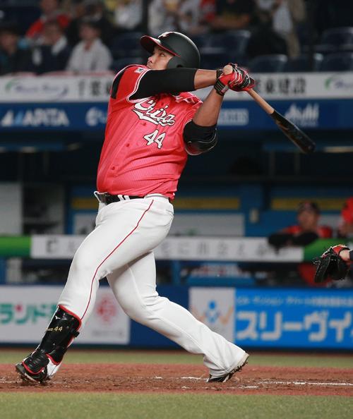 ロッテ対西武　１回裏ロッテ１死一、二塁、２点適時二塁打を放つ井上（撮影・中島郁夫）