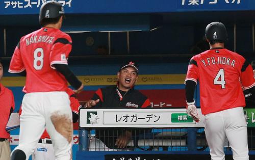 ロッテ対西武　１回裏ロッテ１死一、二塁、井上の２点適時二塁打で生還した藤岡裕（右）と中村（左）を出迎える井口監督（撮影・中島郁夫）