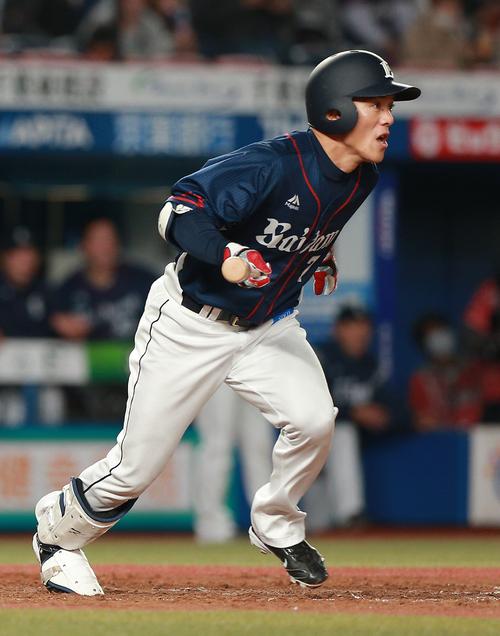ロッテ対西武　４回表西武１死一、二塁、適時打を放つ松井（撮影・中島郁夫）