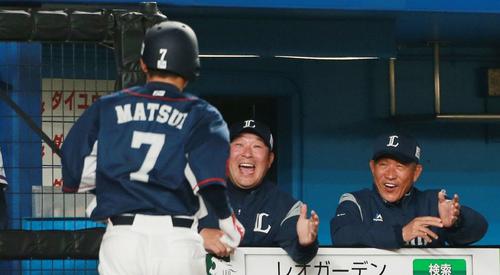 ロッテ対西武　４回表西武２死満塁、押し出し四球で生還した松井（左）を出迎える嶋コーチ（中央）と 辻 監督（撮影・中島郁夫）