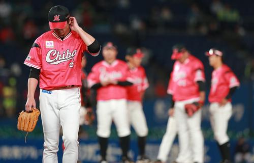 ロッテ対西武　６回途中で降板するロッテ涌井（左）（撮影・中島郁夫）