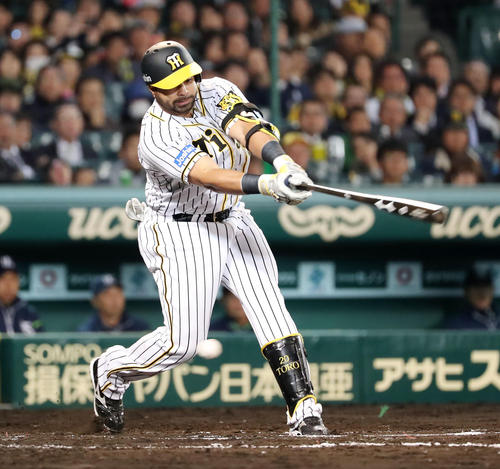 阪神対ヤクルト　６回裏阪神無死一、二塁、ロサリオは空振り三振に倒れる（撮影・加藤哉）