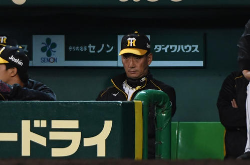 阪神対ヤクルト　６回裏阪神無死一、二塁、ウィリン・ロサリオの三振に渋い表情を見せる金本知憲監督（撮影・奥田泰也）