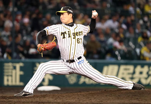 阪神対ヤクルト　８回、阪神２番手で登板する岩崎（撮影・加藤哉）