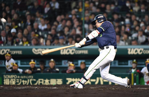 阪神対ヤクルト　８回表ヤクルト１死、山田哲人は左中間本塁打を放つ（撮影・奥田泰也）