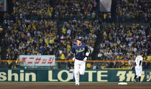 阪神対ヤクルト　８回表ヤクルト１死、山田哲人は左中間本塁打を放つ（撮影・奥田泰也）