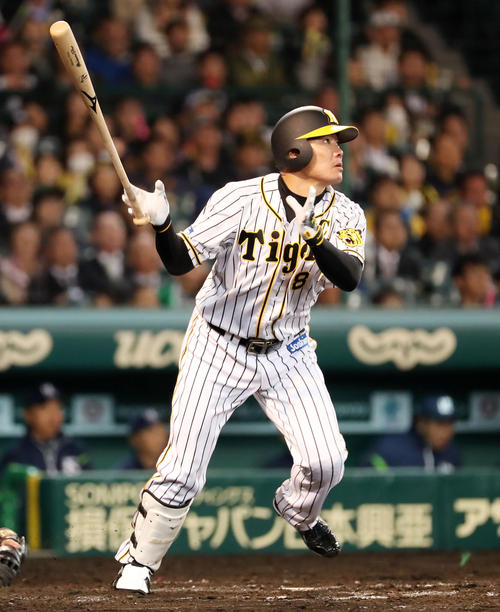 ２０１８年４月１３日　９回裏阪神無死一塁、福留は右越え２点本塁打を放つ（撮影・加藤哉）