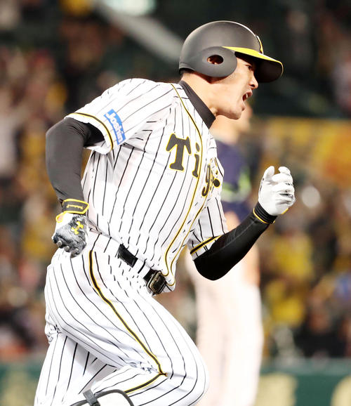 阪神対ヤクルト　９回裏阪神無死一塁、福留は右越え２点本塁打を放ち雄たけびをあげる（撮影・加藤哉）