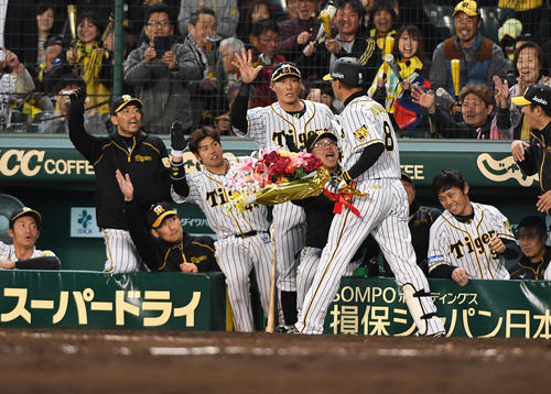 阪神対ヤクルト　９回裏阪神無死一塁、福留孝介は右中間２点本塁打を放ち同点、日米通算３００号を達成、ナインとタッチを交わす（撮影・奥田泰也）