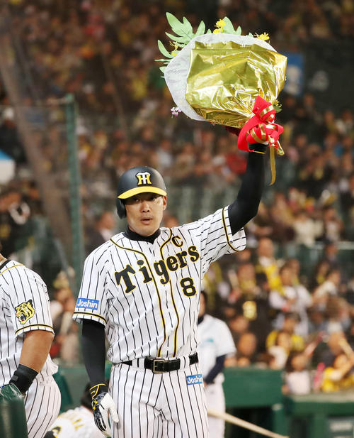 阪神対ヤクルト　９回裏阪神無死一塁、福留は通算３００号となる右越え２点本塁打を放ち、スタンドの声援に応える（撮影・加藤哉）