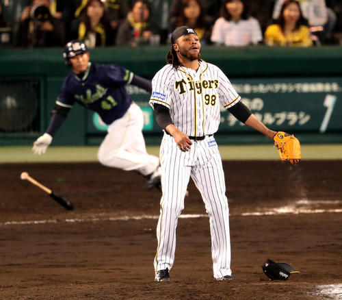 阪神対ヤクルト　10回表ヤクルト１死三塁、雄平に勝ち越しの左前適時打を浴びるドリス（撮影・前田充）